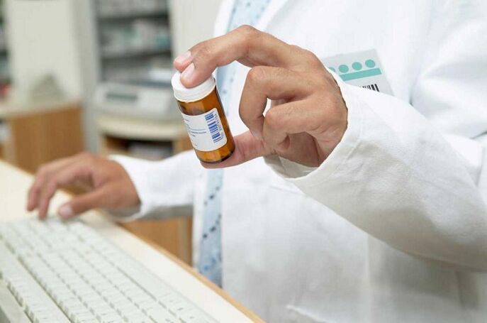 il medico prescrive pillole per prevenire i vermi