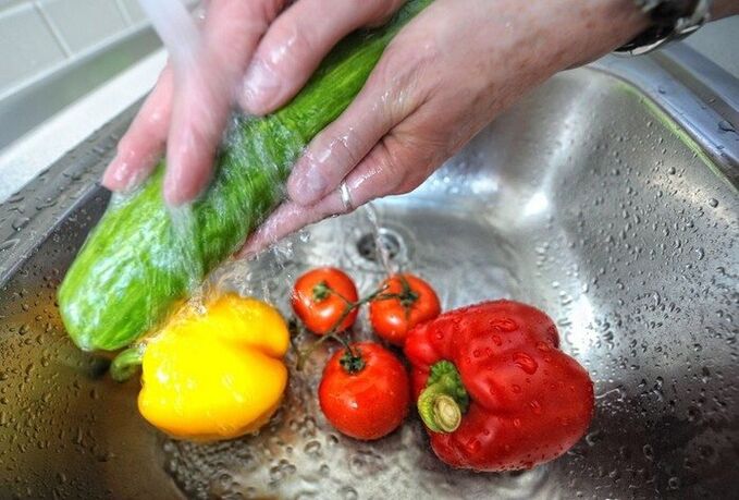 Per prevenire l'infezione parassitaria, è necessario lavare le verdure prima di mangiare. 