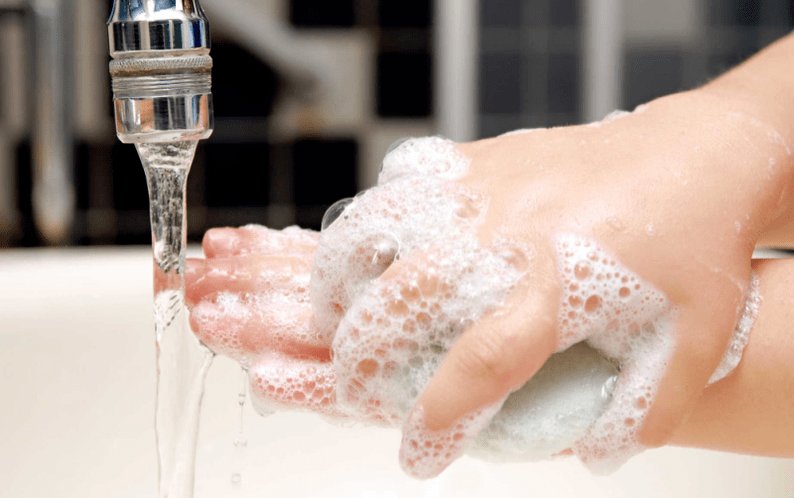 Lavaggio delle mani per prevenire i vermi